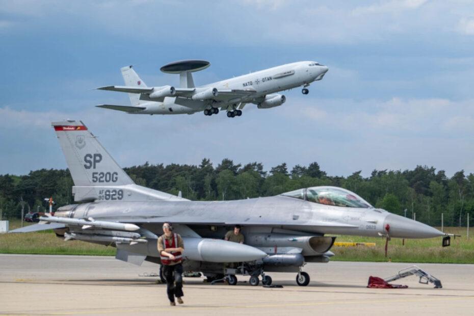 Un F-16 Fighting Falcon de la Fuerza Aérea de EE.UU. asignado al 480º Escuadrón de Caza estacionado durante el ejercicio Astral Knight 24, en la Base Aérea de la OTAN de Geilenkirchen, Alemania, el 14 de mayo de 2024. El ejercicio AK24 es una inversión en la capacidad de los aliados de la OTAN para operar juntos sin fisuras a fin de mantener una región euroatlántica estable y próspera. (Foto de la Fuerza Aérea de EE.UU. por el aviador de primera clase Albert Morel) Traducción realizada con la versión gratuita del traductor DeepL.com