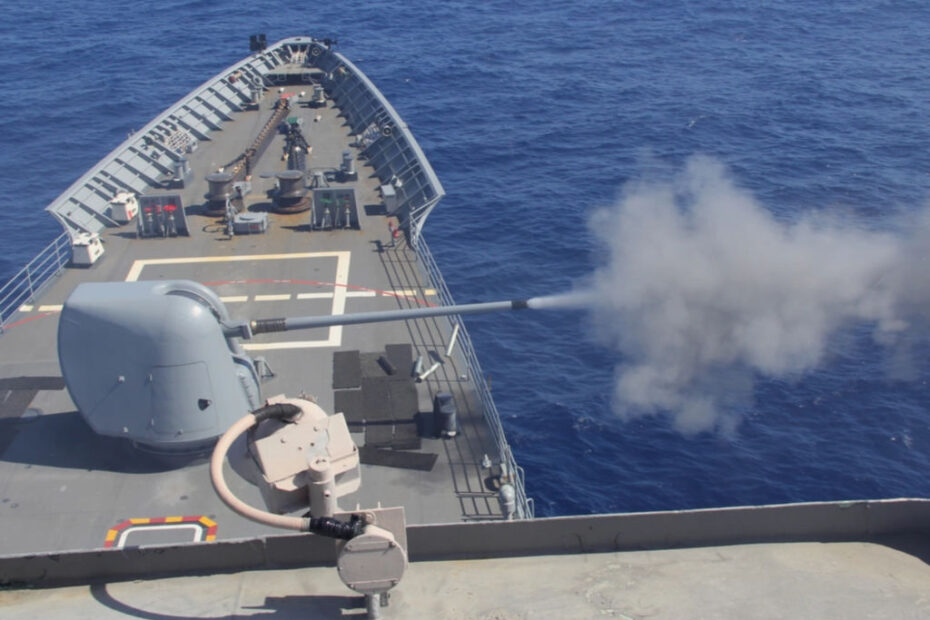 El crucero de misiles guiados USS Leyte Gulf (CG 55) dispara su cañón delantero Mk 45 de 5 pulgadas durante un ejercicio de artillería real. (Foto de la Marina de los EE.UU. por el Especialista en Inteligencia de 1ª Clase Jason Chidester/Released)