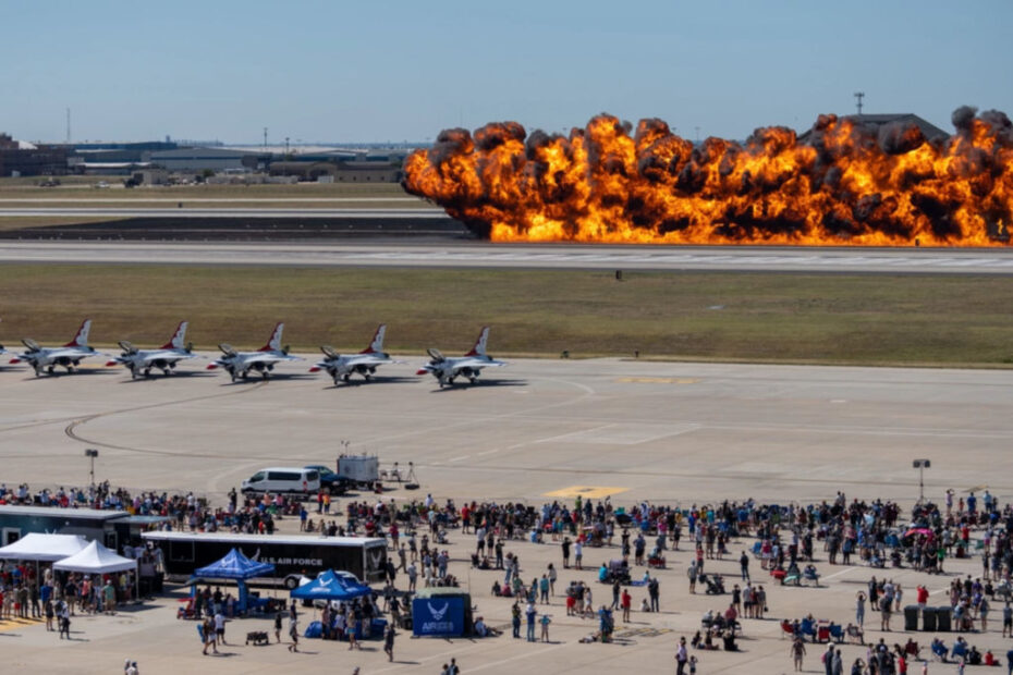 Tora, Tora, Tora finaliza su actuación con un estampido durante el espectáculo aéreo Frontiers in Flight en la Base de la Fuerza Aérea McConnell, Kansas, 25 de septiembre de 2022. El espectáculo aéreo contó con 12 artistas, entre ellos Tora Tora Tora, una demostración de A-10 y los Thunderbirds de la Fuerza Aérea de EE.UU., por nombrar algunos. Las exhibiciones aéreas, también conocidas como jornadas de puertas abiertas, son una forma de que los miembros y las instalaciones militares muestren su agradecimiento a las comunidades locales y exhiban las capacidades del Departamento de Defensa y de la Fuerza Aérea. Wichita, sede de la Base Aérea McConnell, es conocida como la Capital Mundial del Aire, cuna de algunas aeronaves muy famosas. (Foto de la Fuerza Aérea de EE.UU. por el Sargento Mayor John Gordinier)