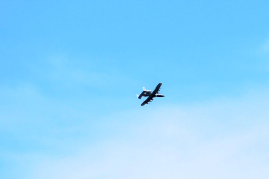 Un piloto de la Fuerza Aérea guía un avión A-10C Thunderbolt II sobre el espacio aéreo de North Post en Fort McCoy, Wisconsin, el 6 de mayo de 2024, como parte de las operaciones de entrenamiento en la instalación. Según la hoja informativa de la Fuerza Aérea sobre el A-10C, el Thunderbolt II es el primer avión de la Fuerza Aérea especialmente diseñado para el apoyo aéreo cercano de fuerzas terrestres. Se trata de aviones bimotores sencillos, eficaces y con capacidad de supervivencia que pueden utilizarse contra aviones ligeros de ataque marítimo y contra todos los objetivos terrestres, incluidos tanques y otros vehículos blindados. El A-10C ofrece una excelente maniobrabilidad a baja velocidad y altitud, manteniendo al mismo tiempo una plataforma de lanzamiento de armas de gran precisión. Pueden permanecer cerca de las zonas de combate durante largos periodos de tiempo, son capaces de realizar aterrizajes austeros y operar bajo techos de 1.000 pies (303,3 metros) con una visibilidad de 1,5 millas (2,4 kilómetros). Además, con la capacidad de llevar municiones guiadas de precisión y municiones no guiadas, pueden emplearse por encima, por debajo y en condiciones meteorológicas adversas. Los pilotos del A-10C también pueden llevar a cabo sus misiones en la oscuridad. (Foto del Ejército de EE.UU. por Scott T. Sturkol, Oficina de Asuntos Públicos, Fort McCoy, Wis.)