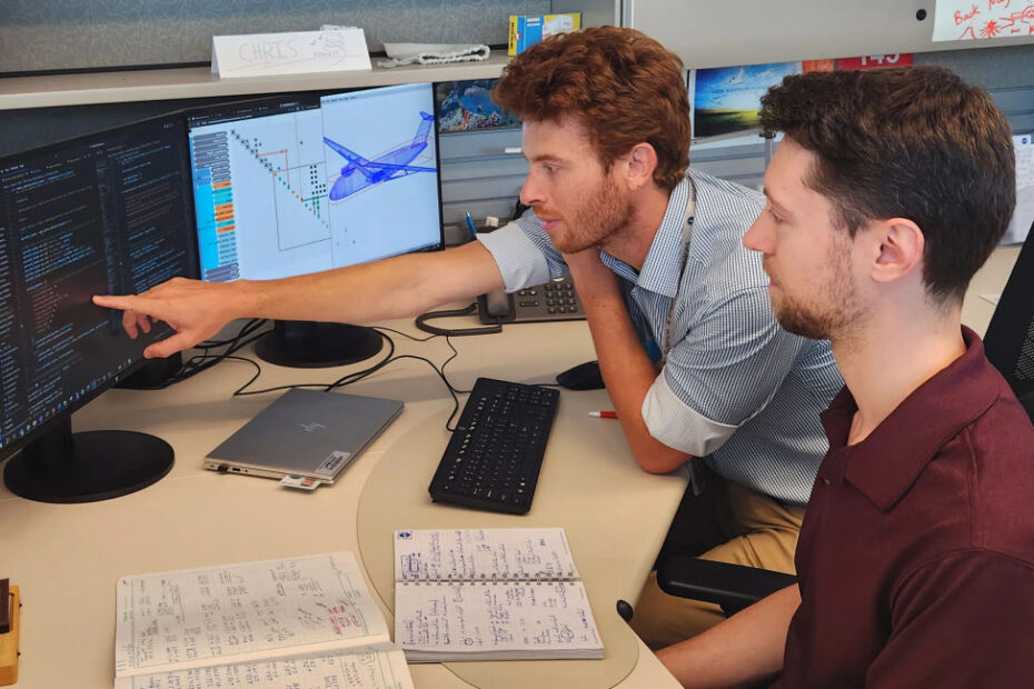 Christopher Bennett, a la izquierda, y Jason Kirk, en un laboratorio de la Subdivisión de Análisis de Sistemas Aeronáuticos del Centro de Investigación Langley de la NASA, en Virginia, discuten un código informático que forma parte de Aviary, una nueva herramienta de modelado digital que ayuda a los ingenieros a innovar en el diseño de nuevos aviones. Imagen: NASA