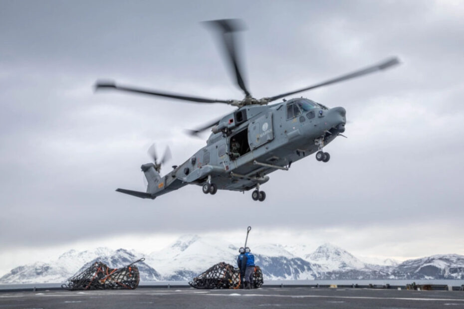 Marineros se preparan para enganchar la carga a un helicóptero de la Marina italiana, adscrito al buque italiano de helicópteros de asalto Giuseppe Garibaldi, en la cubierta de vuelo del buque de desembarco USS Gunston Hall (LSD 44), de clase Whidbey Island, durante el ejercicio Steadfast Defender 24, el 6 de marzo de 2024. Steadfast Defender 2024, el mayor ejercicio de la OTAN en décadas, demostrará la capacidad de la OTAN para desplegar rápidamente fuerzas de toda la Alianza para reforzar la defensa de Europa. (Foto de la Marina de los EE.UU. por la Especialista en Comunicación de Masas de 1ª Clase Danielle Serocki)