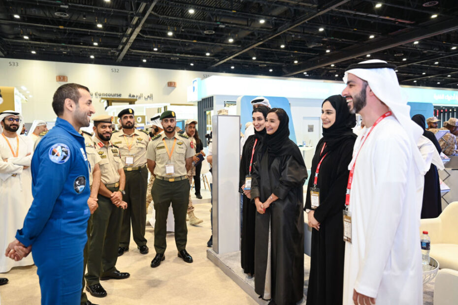 Su Excelencia Sultan Al Neyadi, Ministro de Juventud y primer árabe en servir en la Estación Espacial Internacional, y Manal Al Soori debatieron sobre las funciones emergentes y únicas que ofrece la organización a los graduados. ©Emirates