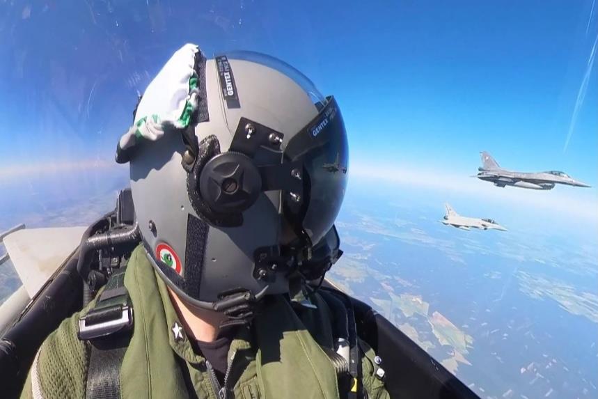 Las salidas de entrenamiento combinadas -como en esta ocasión con Eurofighters italianos y F-16 polacos- son esenciales para mantener la destreza de los pilotos y perfeccionar la interoperabilidad entre las fuerzas aéreas. Fotografía por cortesía de la Fuerza Aérea Italiana.