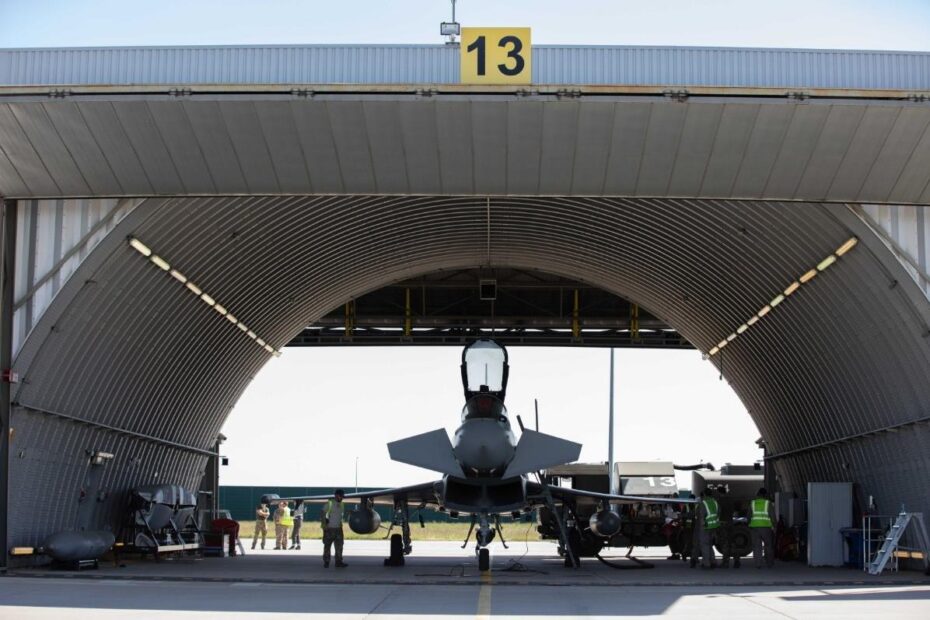 Un Typhoon de la RAF en un hangar de la 1ª Base Aérea Polaca de Krzesiny durante un ejercicio de cuatro días de Empleo Ágil en Combate en apoyo del ejercicio multinacional dirigido por Estados Unidos Astral Knight. Foto Crown Copyright.