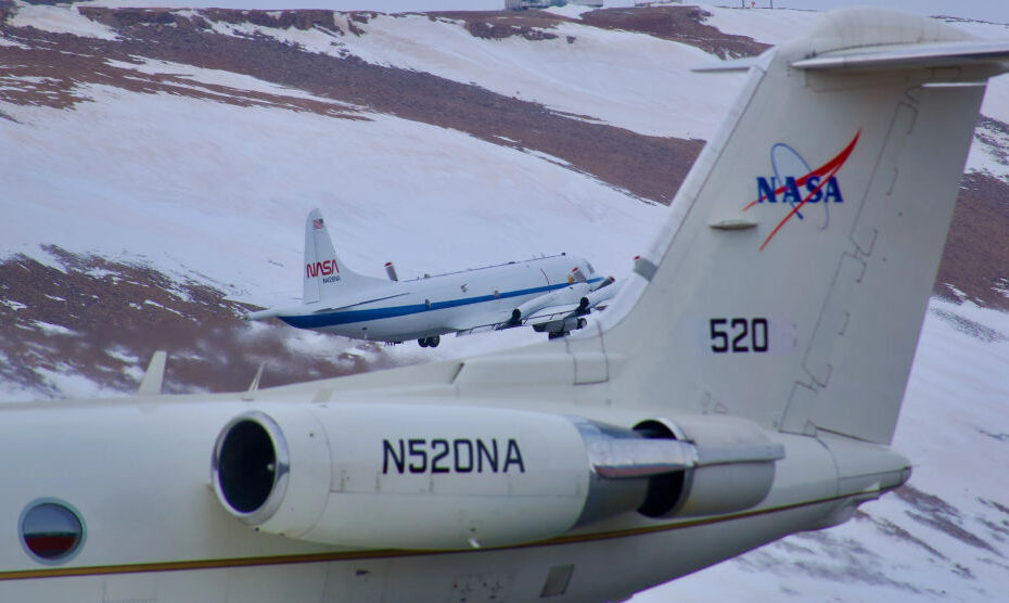 Dos aviones de la NASA están tomando mediciones coordinadas de nubes, aerosoles y hielo marino en el Ártico este verano como parte de la campaña de campo ARCSIX. En esta imagen del jueves 30 de mayo, el avión P-3 de la NASA despega de la base espacial de Pituffik, en el noroeste de Groenlandia, detrás del avión Gulfstream III de la agencia. Crédito: NASA/Dan Chirica