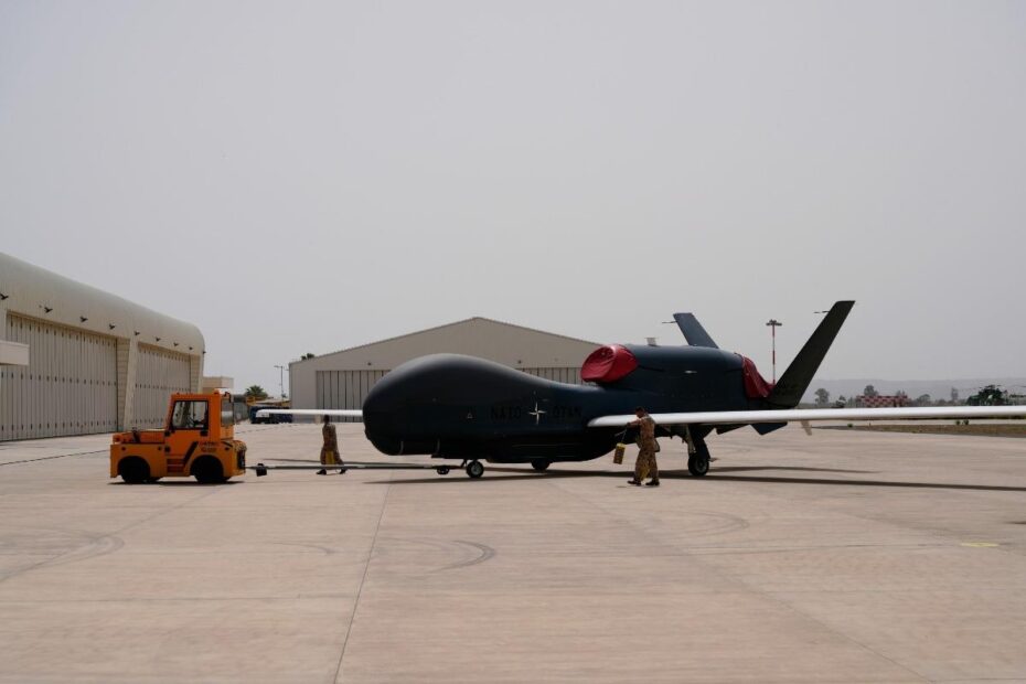 Miembros de la Fuerza ISR de la OTAN introducen el RQ-4D Phoenix en un hangar. Foto: OTAN/NISRF