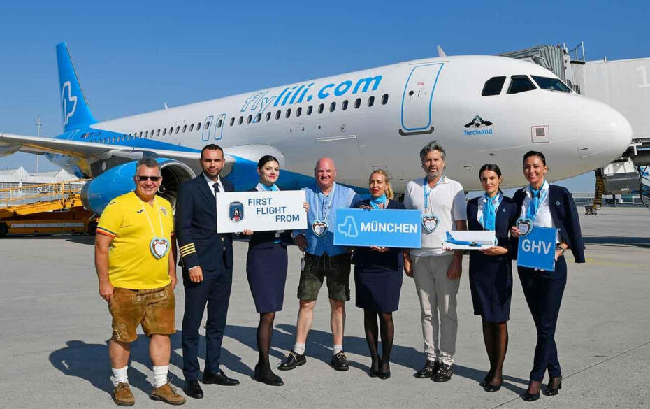 Con motivo de la nueva conexión aérea, representantes de FlyLili y del aeropuerto de Múnich, junto con la tripulación, posaron para el primer vuelo ©Aeropuerto de Múnich