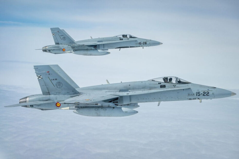 Dos jets F/A-18 de la Fuerza Aérea Española durante una misión de entrenamiento lanzada desde Šiauliaii, Lituania. Los reactores contribuyen a la seguridad de los cielos en el marco de la Policía Aérea del Báltico de la OTAN. Foto de archivo de Robert Rydendahl.