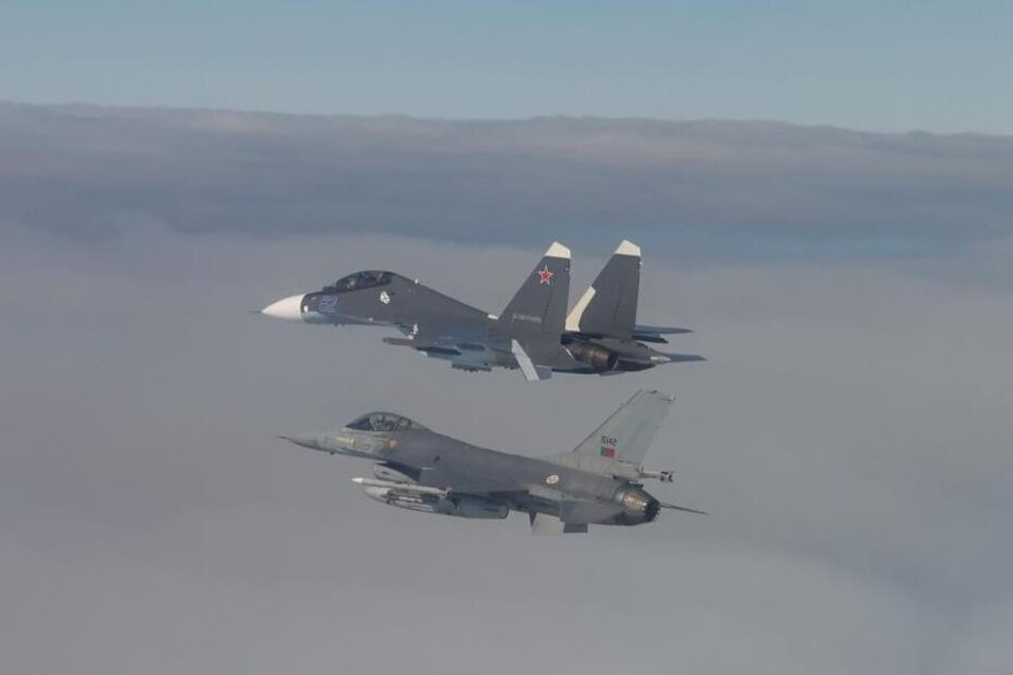 Los F-16 portugueses, que participan en la vigilancia aérea de la OTAN en la región del Mar Báltico, realizan salidas periódicas para interceptar aviones militares rusos cerca del territorio de la OTAN. Foto de la Fuerza Aérea Portuguesa.