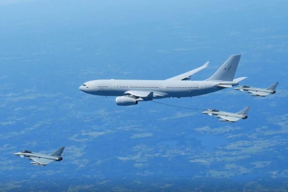 Un Eurofighter alemán "dio la bienvenida" a dos Typhoons de la RAF que reabastecían combustible desde un Voyager de la RAF sobre Lituania; los aviones británicos se unieron al entrenamiento desplegándose en Lituania desde la misión reforzada de Policía Aérea de la OTAN en Rumanía. Fotografía de Bundeswehr/VAPB.