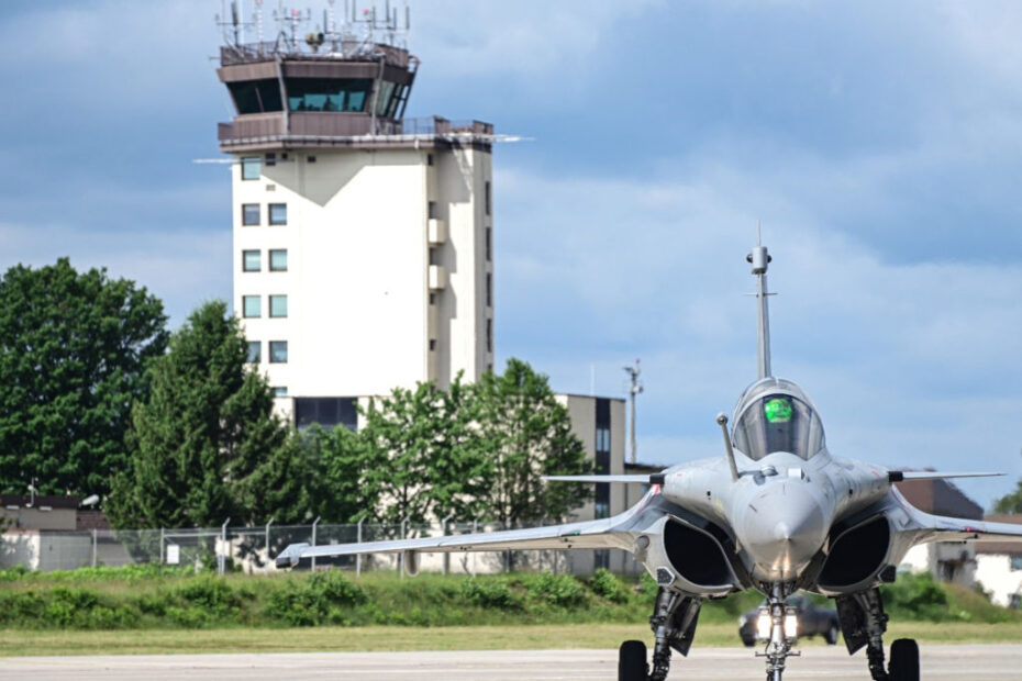 Un Dassault Rafale de la Fuerza Aérea francesa estaciona en la línea de vuelo de la base aérea de Ramstein, Alemania, el 6 de junio de 2024. El Rafale formaba parte integrante de un ejercicio básico de maniobras de combate en la base, que contaba con un total de 37 aeronaves, entre cazas de cuarta y quinta generación. El ejercicio Ramstein 1v1 demuestra la cooperación multilateral, la colaboración, la interoperabilidad y la solidaridad, promoviendo la paz y la seguridad. (Foto de la Fuerza Aérea de EE.UU. por el aviador Christian Conrad)