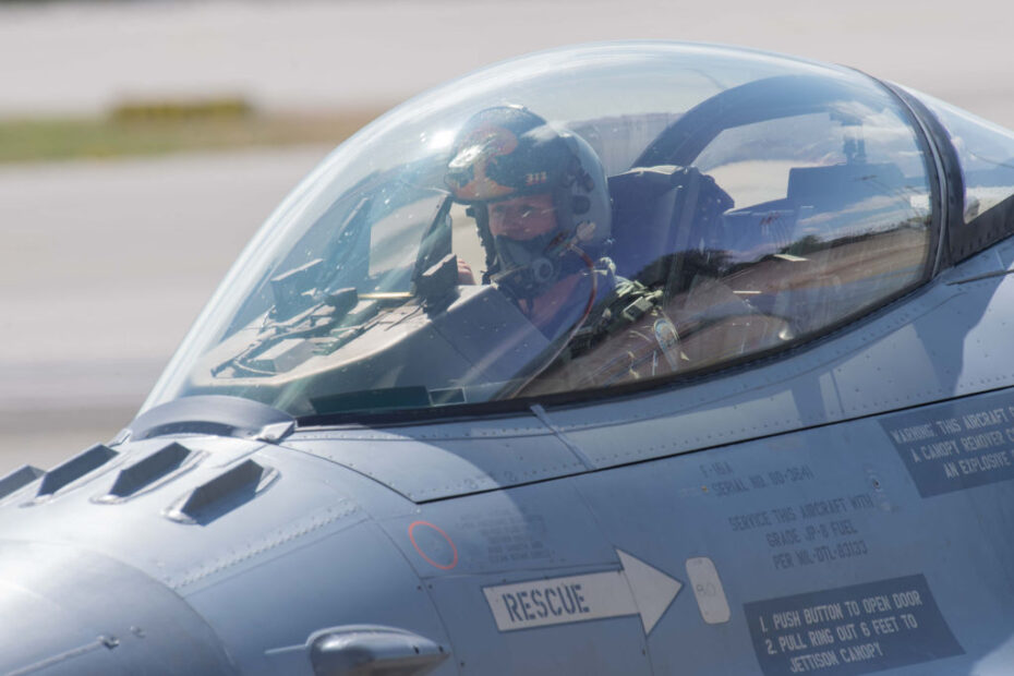 Un piloto del F-16 Fighting Falcon de la Fuerza Aérea de EE.UU. se prepara para despegar durante Ramstein 1v1 en la Base Aérea de Ramstein, Alemania, el 6 de junio de 2024. Ramstein 1v1, el primer ejercicio básico de maniobras de combate de las Fuerzas Aéreas de EE.UU. en Europa - Fuerzas Aéreas de África en la Base Aérea de Ramstein, incluyó 37 aviones de combate de nueve países de la OTAN como F-35A Lightning IIs; F-16 Fighting Falcons; Eurofighter Typhoons; Dassault Rafale Cs; F/A-18 Hornets y un Douglas A-4 Skyhawk. (Foto de la Fuerza Aérea de EE.UU. por el aviador de primera clase Trevor Calvert)