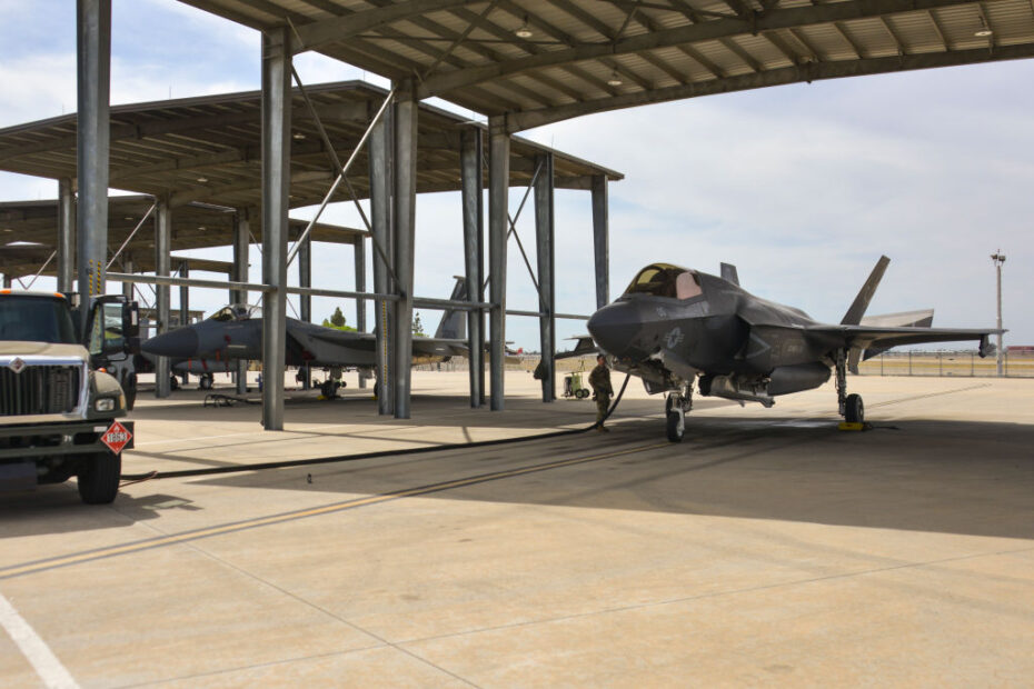 Un F-35B Lightning II es reabastecido de combustible en la línea de vuelo de la Base de la Guardia Nacional Aérea de Fresno, California, mientras está estacionado junto a un F-15C Eagle, 8 de junio de 2024. Los F-35 del Escuadrón de Ataque de Cazas de la Infantería de Marina 211 y los F-15 del Ala de Cazas 144 realizaron un entrenamiento de integración de cazas de cuarta y quinta generación del 7 al 9 de junio para refinar y afinar sus habilidades mientras completaban las horas de entrenamiento de vuelo requeridas. Foto de la ANG por el Mayor Jason Sanchez