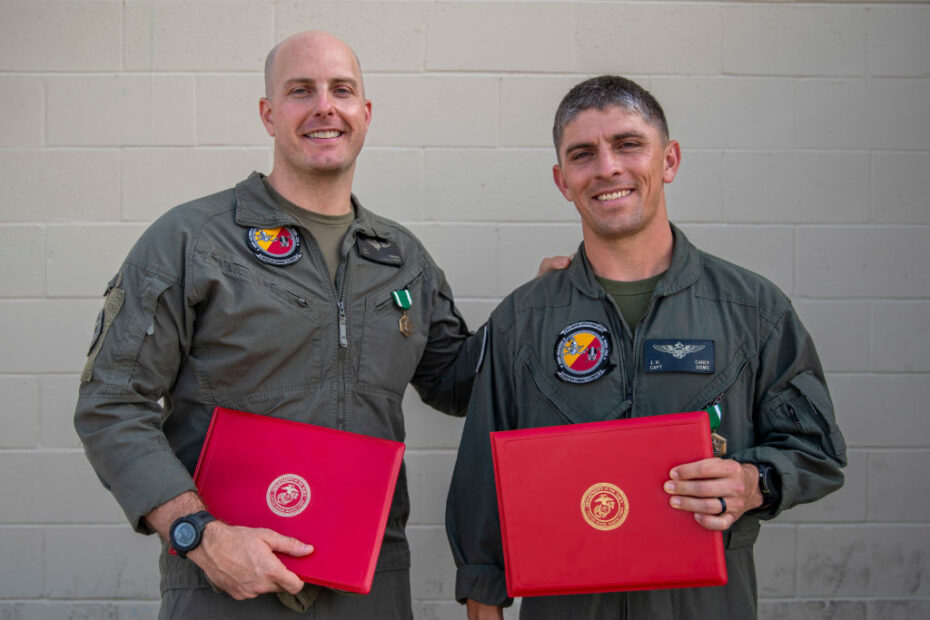 El Capitán del Cuerpo de Marines de EE.UU. Steven Maire, a la izquierda, piloto de un AH-1Z Viper y natural de Cleveland, Ohio, y el Capitán Joseph Carey, piloto de un MV-22B Osprey y natural de Hanover, New Hampshire, posan para una foto tras recibir las Medallas al Mérito de la Armada y del Cuerpo de Marines durante una ceremonia en la Estación Aérea del Cuerpo de Marines de Miramar, California, el 10 de junio de 2024. Maire y Carey recibieron condecoraciones por prestar ayuda vital a un hombre que sufría una emergencia médica el 23 de mayo de 2024, en el Aeropuerto Internacional de Dallas Fort Worth. (Fotografía del Cuerpo de Marines de EE.UU. por la cabo Amelia Kang)