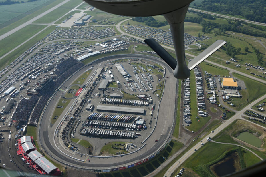 Vista desde la parte trasera de un KC-135 Stratotanker de la Fuerza Aérea de EE.UU. del 185º Ala de Reabastecimiento Aéreo de la Guardia Nacional Aérea de Iowa realizando un sobrevuelo en el Iowa Speedway cerca de Newton, Iowa, antes de la carrera NASCAR Iowa Corn 350 el 16 de junio de 2024. El sobrevuelo del avión de reabastecimiento fue un preludio apropiado para la primera carrera de la NASCAR Cup Series de Iowa, que se anuncia como "alimentada" por etanol fabricado con maíz de Iowa. Foto de la Guardia Nacional Aérea de EE.UU. por el Sargento Mayor Vincent De Groot.