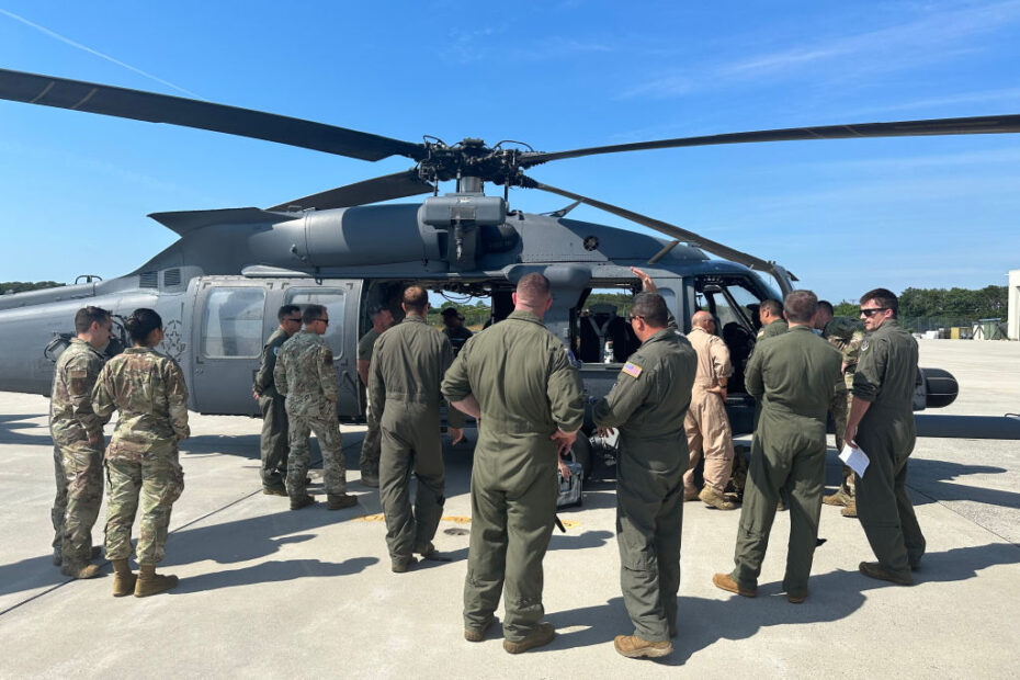 Aviadores de la 106ª Ala de Rescate observan el primer helicóptero de búsqueda y rescate de combate HH-60W Jolly Green II de la unidad que llegará a la Base Francis S. Gabreski de la Guardia Nacional Aérea, en Westhampton Beach, Nueva York, el 20 de junio de 2024. El helicóptero fue pilotado por el 41º Escuadrón de Rescate de la Base de la Fuerza Aérea de Moody, Georgia, y marca el comienzo de una nueva era en la transición del 106º HH-60G Pave Hawk al HH-60W. Foto de la ANG por el Aviador Senior Sarah McKernan