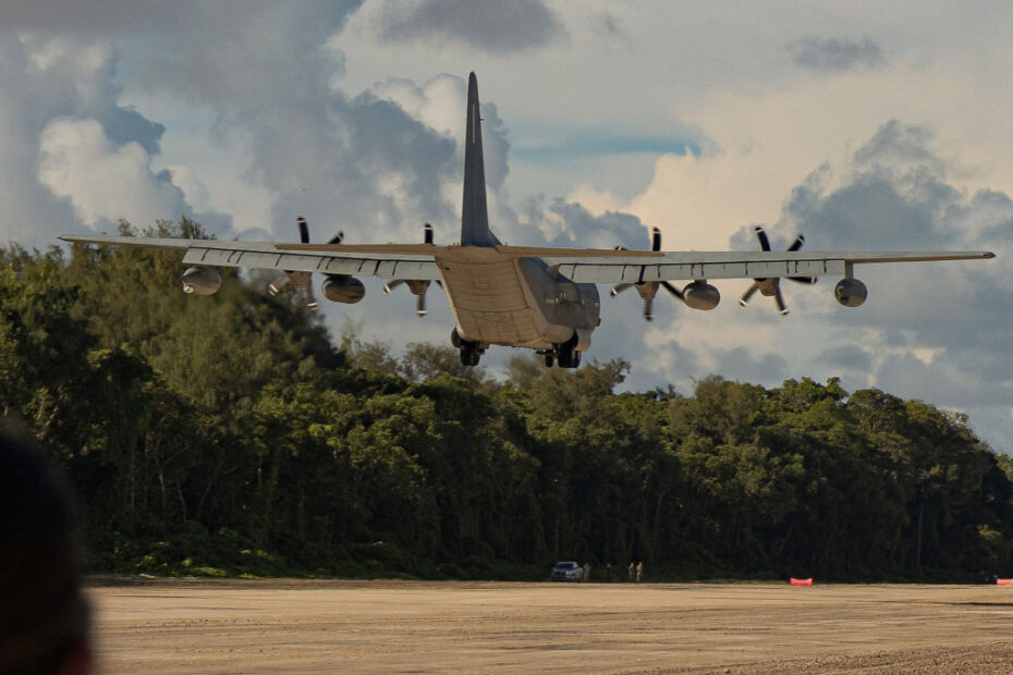 Un avión KC-130J Super Hercules del Cuerpo de Marines de EE.UU. con la 1ª Ala Aérea de Marines, aterriza en una pista de aterrizaje recientemente designada en la isla de Peleliu, República de Palau, 22 de junio de 2024. Por primera vez desde su recertificación en junio, un avión militar de ala fija ha aterrizado en la histórica pista de aterrizaje de Peleliu, marcando un regreso significativo y triunfal a este lugar icónico de la Segunda Guerra Mundial. (Foto del Cuerpo de Marines de EE.UU. por la soldado de primera Hannah Hollerud)