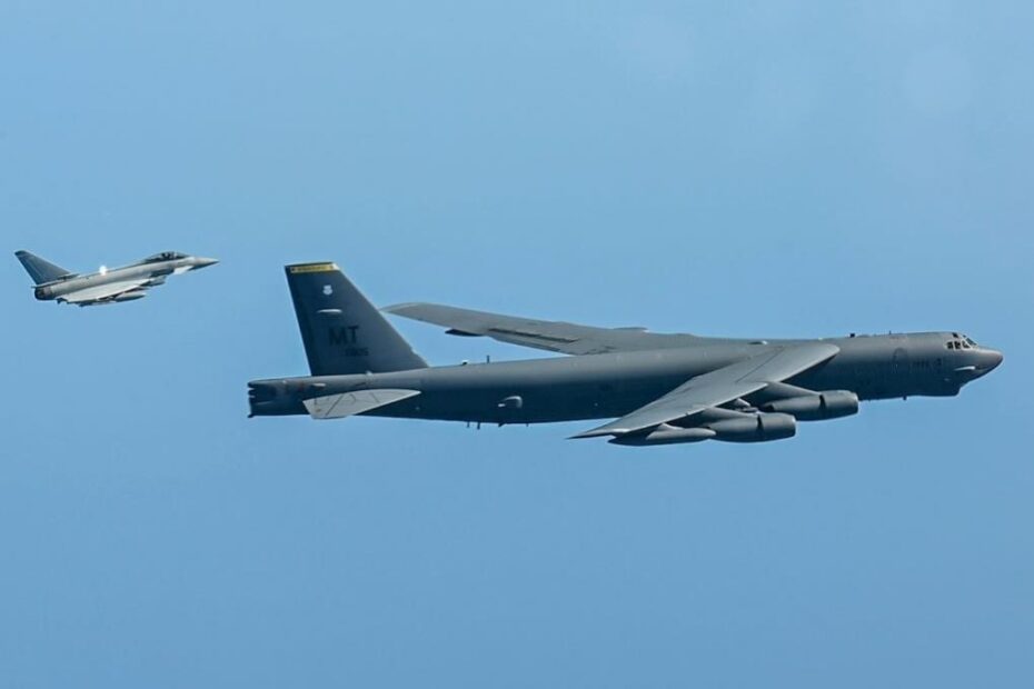 Un Eurofighter Typhoon de la Royal Air Force vuela en formación con un B-52H Stratofortress de la U.S. Air Force durante la Bomber Task Force 24-3 el 4 de junio de 2024. Foto de la Fuerza Aérea de EE.UU. por Emily Farnsworth.