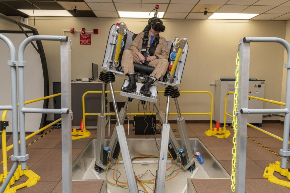 El piloto de pruebas de la NASA Wayne Ringelberg se sienta en el simulador de vuelo de realidad virtual de aerotaxi durante una prueba en el Centro de Investigación de Vuelo Armstrong de la NASA en Edwards, California, en marzo de 2024. ©NASA/Steve Freeman