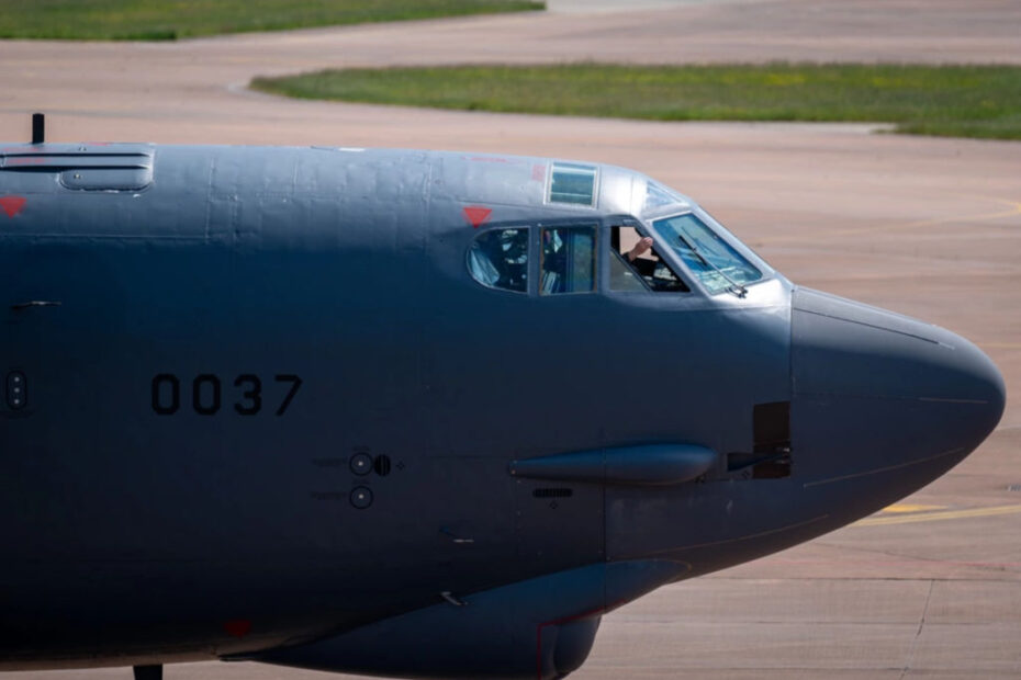 Un piloto de un B-52H Stratofortress de las Fuerzas Aéreas de EE.UU., asignado al 69º Escuadrón Expedicionario de Bombarderos, se asoma a una ventana en la Real Base Aérea de Fairford, Inglaterra, el 20 de mayo de 2024. Los aliados y las naciones asociadas aprovechan todas las oportunidades de entrenarse juntos para perfeccionar tácticas, técnicas y procedimientos con el fin de mejorar la preparación militar, la competencia táctica y la interoperabilidad. (Foto de la Fuerza Aérea de EE.UU. por el aviador de primera clase Jared Brewer)