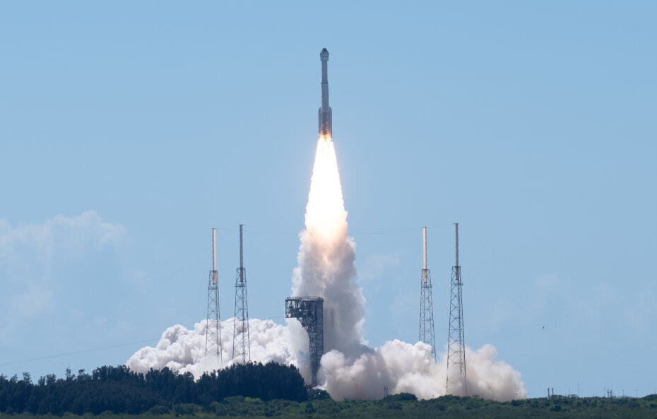 El CST-100 Starliner de Boeing se lanza sobre un cohete Atlas V de United Launch Alliance en la prueba de vuelo de tripulación a las 10:52 a.m., hora del Este, el miércoles 5 de junio, desde la Estación Espacial de Cabo Cañaveral en Florida. (Crédito de la foto: Boeing/ Joey Jetton)