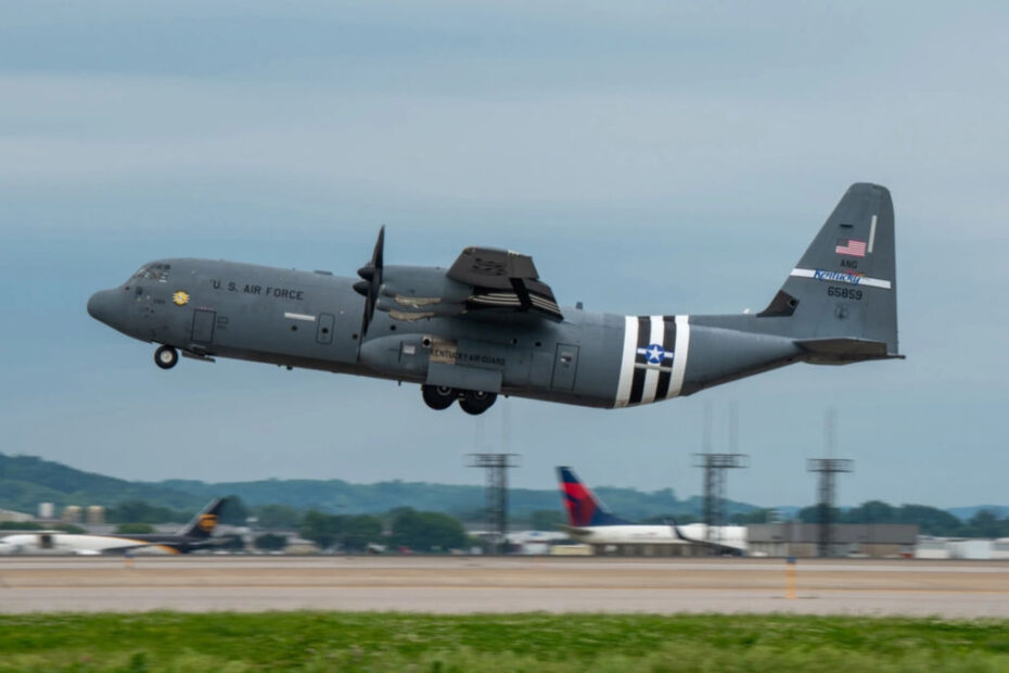 Un C-130J Super Hercules asignado a la 123ª Ala de Transporte Aéreo despega de la Base de la Guardia Nacional Aérea de Kentucky en Louisville, Kentucky, el 22 de mayo de 2024, con los distintivos que lucían los aviones estadounidenses durante la Segunda Guerra Mundial. El avión sobrevolará Francia el 6 de junio como parte de las celebraciones del 80 aniversario del Día D, cuando las fuerzas aliadas invadieron Normandía para cambiar el rumbo de la guerra en Europa. (Foto de la Guardia Nacional Aérea de EE.UU. por Phil Speck)