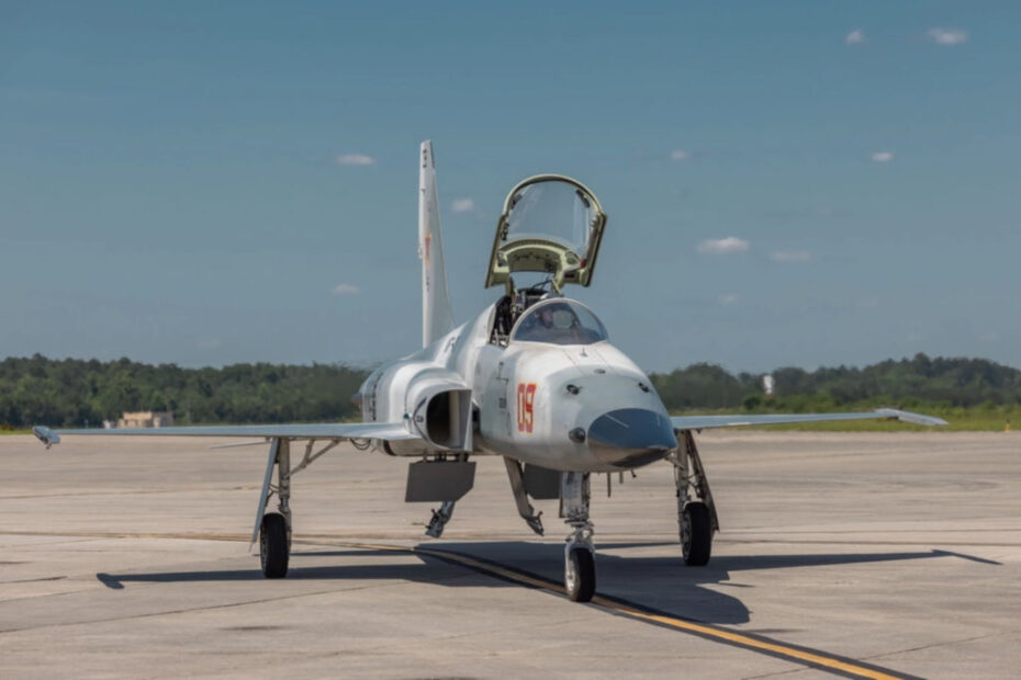 Un F-5N Tiger II del Cuerpo de Marines de EE.UU. perteneciente al Escuadrón de Entrenamiento de Cazas de los Marines (VMFT) 402, Grupo 41 de Aeronaves de los Marines, 4º Ala de Aeronaves de los Marines, llega a la Estación Aérea del Cuerpo de Marines de Beaufort, Carolina del Sur, el 30 de mayo de 2024. El VMFT-402 será el segundo escuadrón de adversarios del Cuerpo de Marines y será oficialmente reasignado en septiembre. (Foto del Cuerpo de Marines de EE.UU. por Lance Cpl. Kyle Baskin)