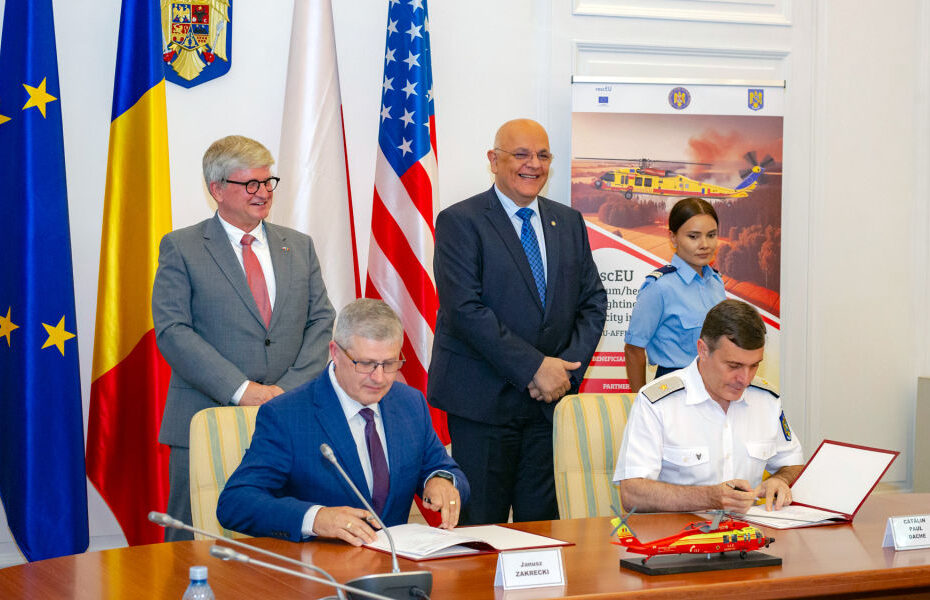 Janusz Zakrecki, Presidente de PZL Mielec, y Cătălin Paul Dache, Inspector General de la Inspección General de Aviación, firman el contrato para que Rumanía adquiera un Black Hawk S-70M adicional de fabricación polaca. Foto cortesía de Lockheed Martin.