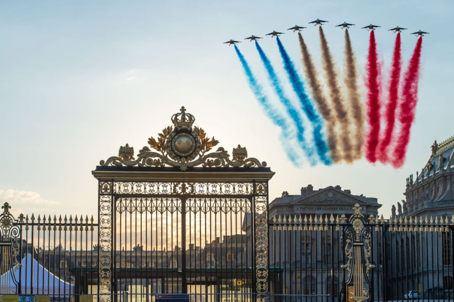 La Patrulla de Francia sobrevuela el Palacio de Versalles para celebrar el 90 aniversario de l’armée de l’Air et de l’Espace © Fuerza Aérea y Espacial