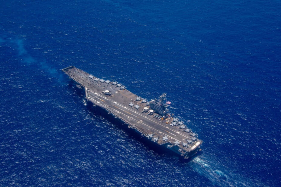 El portaaviones de vanguardia de la Marina estadounidense, USS Ronald Reagan (CVN 76), navega en apoyo de Valiant Shield 2024 en el Mar de Filipinas. Ejercicios como Valiant Shield permiten a las Fuerzas Conjuntas del Mando Indo-Pacífico la oportunidad de integrar fuerzas de todas las ramas de servicio y con nuestros aliados para llevar a cabo efectos precisos, letales y abrumadores en múltiples ejes y dominios que demuestran la fuerza y versatilidad de la Fuerza Conjunta y nuestro compromiso con un Indo-Pacífico libre y abierto. (Fotografía de la Marina de los EE.UU. del marinero especialista en comunicación de masas Ryan Freiburghaus)