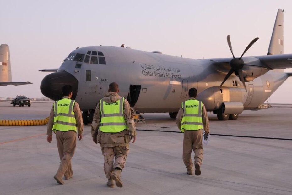 Miembros del equipo internacional de evaluación se acercan a uno de los C-130 de la Fuerza Aérea Emirí de Qatar en la base aérea de Al Udeid. Fotografía por cortesía de la Fuerza Aérea Emirí de Qatar.