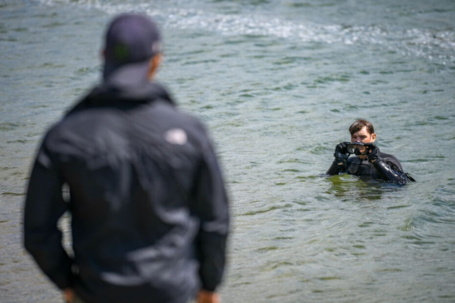 El buzo de primera clase de la Marina de los Estados Unidos Joe Onweller, a la izquierda, y el buzo de segunda clase de la Marina Austin Good, ambos asignados a la Unidad Móvil de Buceo y Salvamento (MDSU) 2, discuten la inspección de un posible emplazamiento de proyecto en apoyo del ejercicio Baltic Operations (BALTOPS) 24 en Liepāja, Letonia, el 9 de junio de 2024. BALTOPS24 es el principal ejercicio marítimo de la región del Báltico. El ejercicio, dirigido por las Fuerzas Navales de los EE.UU. en Europa y África y ejecutado por las Fuerzas Navales de Ataque y Apoyo de la OTAN, ofrece una oportunidad única de entrenamiento para reforzar las capacidades de respuesta combinada críticas para preservar la libertad de navegación y la seguridad en el Mar Báltico. (Fotografía de la Marina de los EE.UU. por el especialista en comunicación de masas de segunda clase James S. Hong)