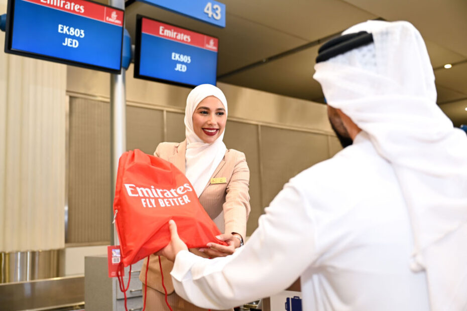 Los viajeros del Hajj en el vuelo oficial de los EAU reciben regalos especiales. ©Emirates