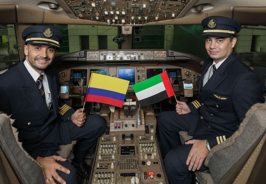 El capitán Roberto Padilla (de nacionalidad colombiana) y el primer oficial Omar Al Hammadi (de nacionalidad emiratí) que operaron el vuelo de Miami a Bogotá en el servicio inaugural. ©Emirates