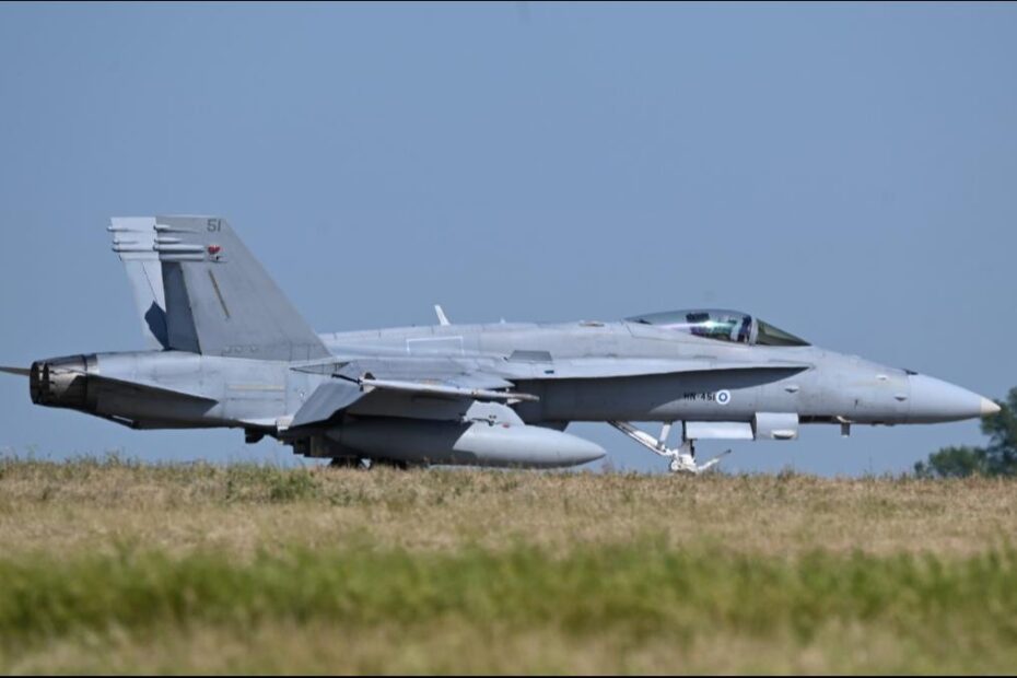 Uno de los siete cazas F/A-18 finlandeses realiza un rodaje en Mihail Kogalniceanu, Rumania, donde los cazas serán desplegados durante dos meses para el Escudo Aéreo de la OTAN. Fotografía de la Fuerza Aérea finlandesa.