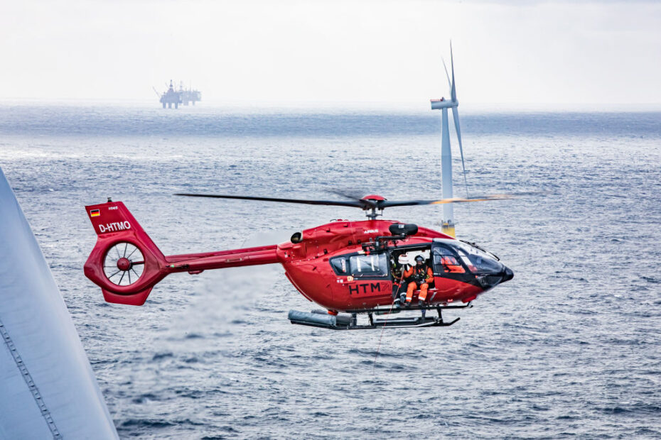 El H145 de HTM en funcionamiento para la eólica marina. ©Airbus
