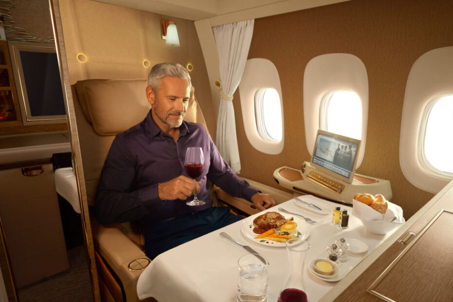 La experiencia en primera clase de Emirates sigue siendo un referente de excelencia en el sector, con 3 premios: "Mejor servicio de confort en primera clase", "Mejor compañía aérea de primera clase en Oriente Medio" y "Mejor servicio de restauración a bordo en primera clase en Oriente Medio". ©Emirates