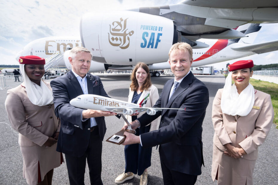 De izquierda a derecha: Siegfried Knecht, Presidente del Consejo Ejecutivo de aireg. Volker Greiner, Vicepresidente de Emirates para Europa Septentrional y Central, y la Dra. Anna Christmann, Coordinadora del Gobierno Federal para la Política Aeroespacial Alemana. ©Emirates