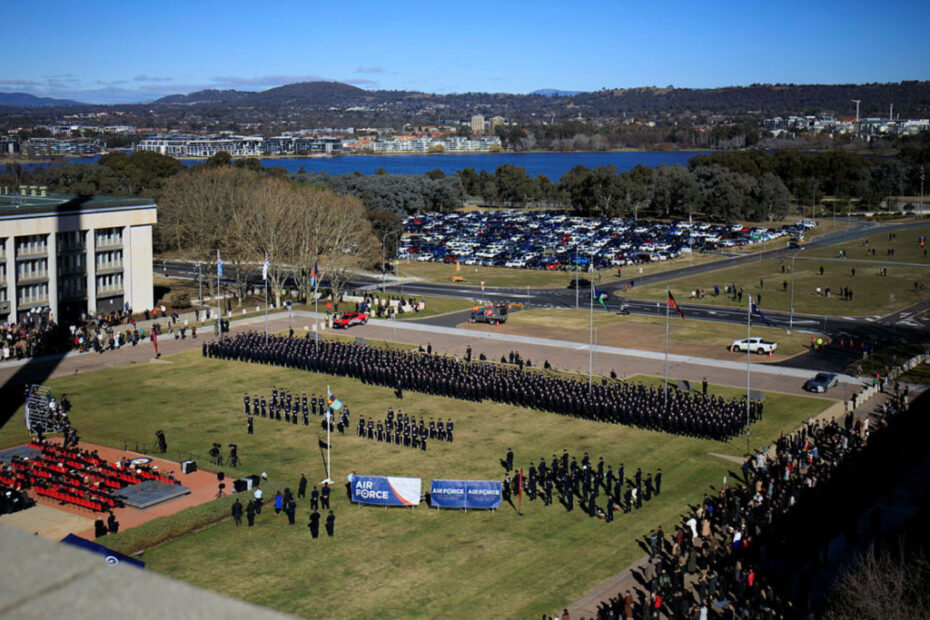 El Jefe entrante de la Real Fuerza Aérea, Mariscal del Aire Stephen Chappell, DSC, CSC, OAM, dirige su discurso tras asumir el mando durante un desfile de cambio de mando en las oficinas Russell, Canberra. ©Defensa de Australia