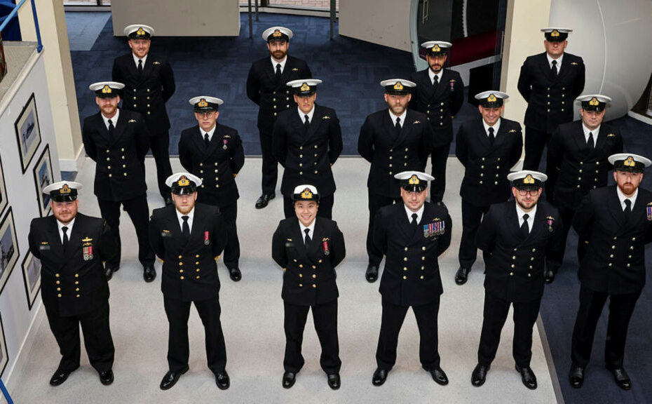 Los ingenieros de submarinos nucleares graduados en el Curso de Operador Nuclear, entre ellos el Capitán de Corbeta James (primera fila, extrema izquierda), el Teniente Stephen (primera fila, segundo por la izquierda) y la Teniente Isabella (primera fila, tercera por la izquierda). ©Defensa de Australia