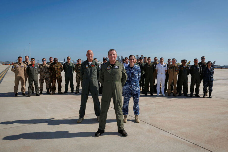 Oficial al mando del Ejercicio Pitch Black 24, Comodoro del Aire Pete Robinson (delante, centro), Jefe de Espectáculos Aéreos de la Real Fuerza Aérea Australiana, Comodoro del Aire Micka Grey (centro, izquierda), Comandante de Ala Lauren Guest CSC, Oficial Superior de las Fuerzas de Defensa Australianas de la Base RAAF de Darwin (centro, derecha) junto con miembros de las naciones participantes en el inicio del Ejercicio Pitch Black 24. ©Defensa de Australia