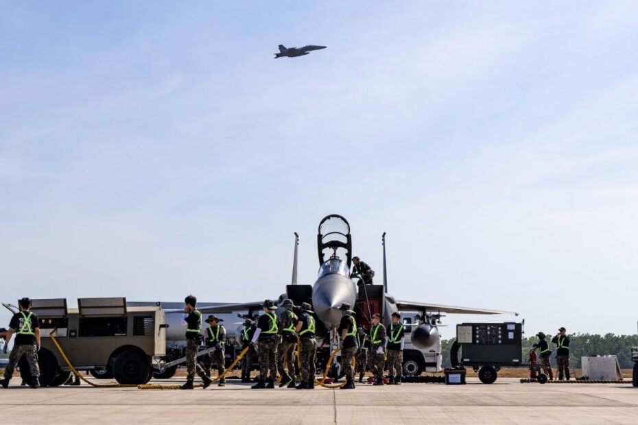 Miembros de la Fuerza Aérea de la República de Corea (ROKAF) repostan un avión F-15K Slam Eagle en la Base Darwin de la RAAF, Territorio del Norte, durante el Ejercicio Pitch Black 24.Foto de la RAAF por Annika Smit.