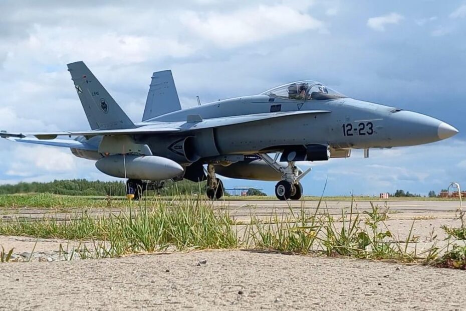 Un caza F/A-18 español realiza un rodaje en la Base Aérea de Šiauliai, Lituania, tras finalizar su participación en el entrenamiento sobre Rumanía el 18 de julio. España lidera la misión de Policía Aérea del Báltico de la OTAN en Lituania y despliega sus cazas en actividades de vigilancia aliada a lo largo del flanco oriental. Foto de la Fuerza Aérea Española.