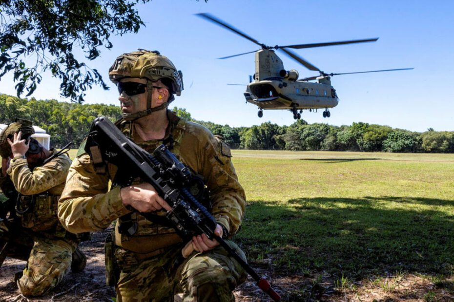 Un soldado de la 11ª Brigada del Ejército australiano se prepara para asaltar una posición defensiva «enemiga» en la zona de entrenamiento de Cowley Beach, en el norte de Queensland, como parte del ejercicio Austral Shield 2024. ©Defensa de Australia