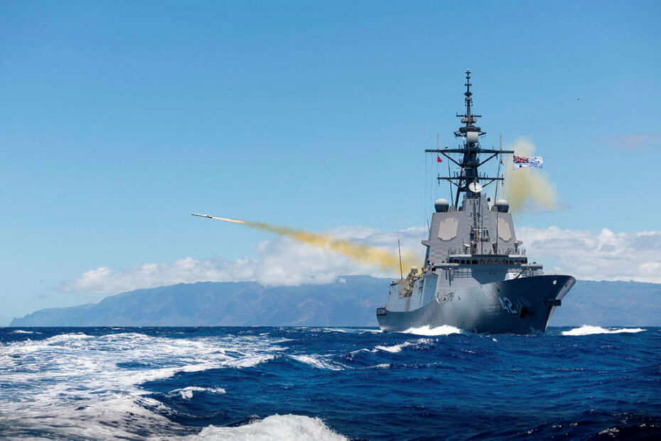 El HMAS Sydney dispara el primer misil de ataque naval de la Marina Australiana durante un SINKEX frente a la costa de Oahu, Hawái, como parte del Ejercicio Rim of the Pacific (RIMPAC) 2024. ©Defensa de Australia