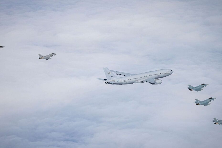 En las denominadas misiones trail, los aviones cisterna de la MMU Multinational Multi Role Tanker Transport Unit transportan a los Eurofighters de forma segura hasta su destino a través de largas distancias. El A330 MRTTMulti Role Tanker Transport tiene una capacidad de unas 110 toneladas de combustible, que puede compartirse con los denominados receptores. ©MMU/Maike Lauer