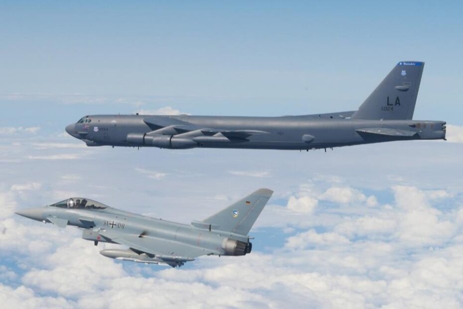 Durante el vuelo de despliegue en el teatro de operaciones europeo, los bombarderos B-52 de la Fuerza Aérea de EE.UU. fueron recibidos por cazas aliados -en la imagen, un Eurofighter alemán- para realizar ejercicios de integración y escolta. Foto de la Fuerza Aérea alemana.