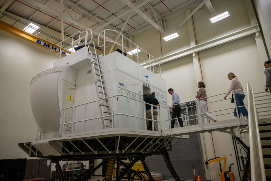 El congresista Chris Deluzio y su equipo se preparan para entrar en un simulador de vuelo de un avión KC-135 durante una visita al 171º Ala de Reabastecimiento Aéreo de la Guardia Nacional Aérea de Pensilvania, cerca de Pittsburgh, el 5 de septiembre de 2023. Durante la visita, el congresista y su equipo se reunieron con los mandos y recibieron información sobre la misión, las capacidades y el personal de la unidad. (Foto de la Guardia Nacional Aérea de EE.UU. por el sargento mayor Shawn Monk)