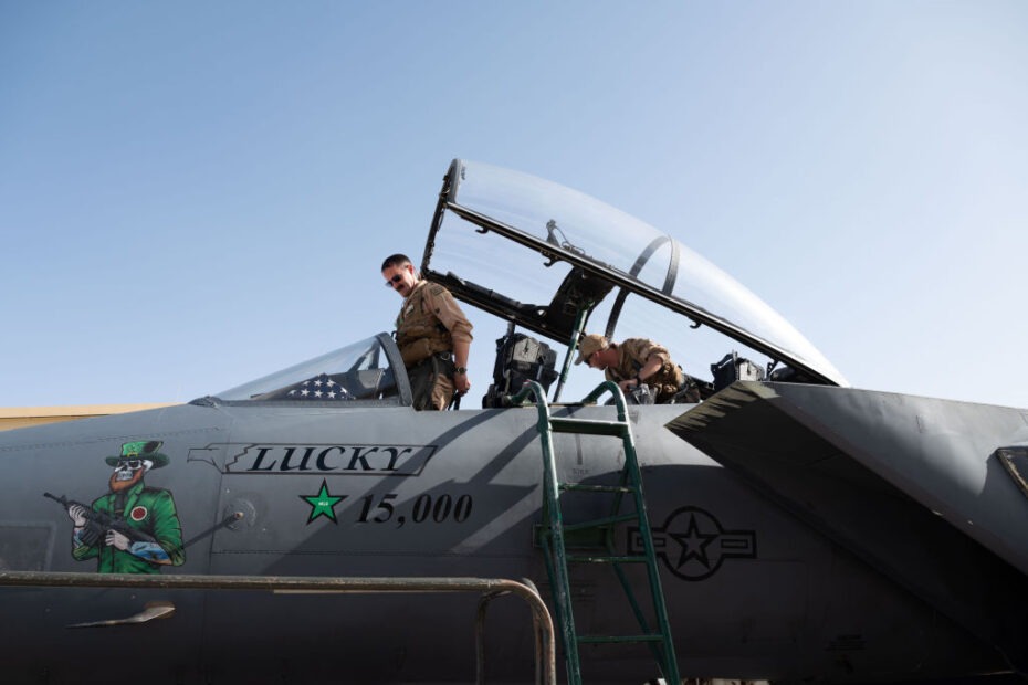 La tripulación de un F-15E Strike Eagle, compuesta por un piloto y un oficial de sistemas de armas, sale de la cabina en un lugar no revelado de la zona de responsabilidad del Mando Central de EE.UU., el 17 de mayo de 2024. El Strike Eagle está formado por dos tripulantes que utilizan el radar, los sensores de guerra electrónica y el armamento tradicional del avanzado sistema de armas. (Foto de la Fuerza Aérea de EE.UU.)